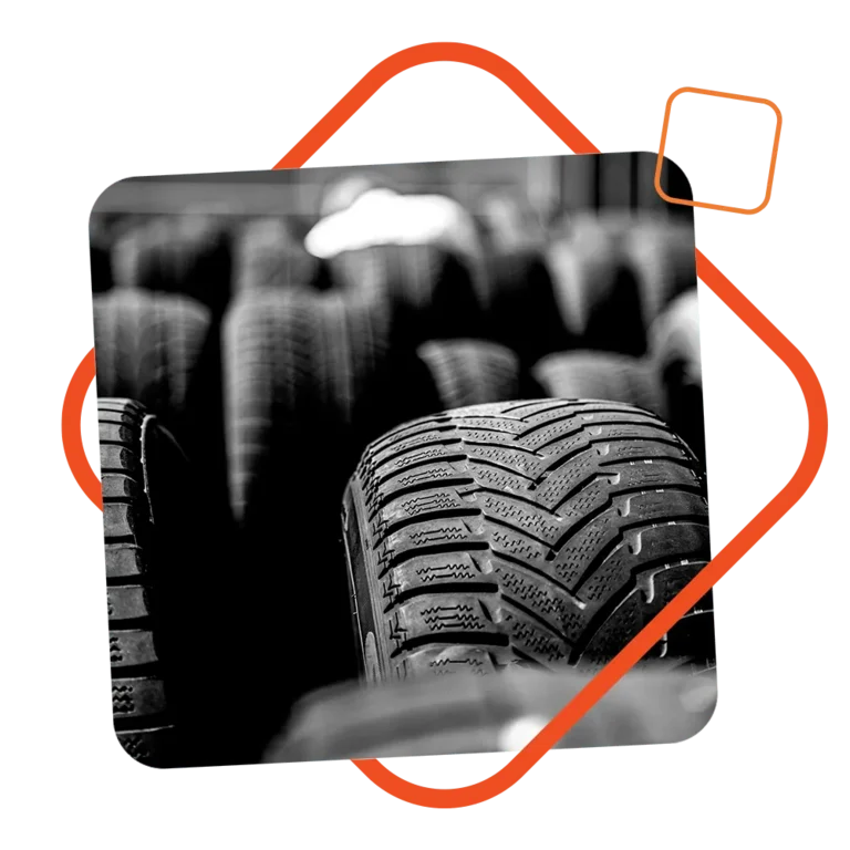 Nahaufnahme mehrerer Autoreifen mit klar sichtbarem Profil, in Schwarz-Weiß gehalten und eingerahmt von einem orangen grafischen Element – symbolisiert professionellen Reifenservice und -lagerung.