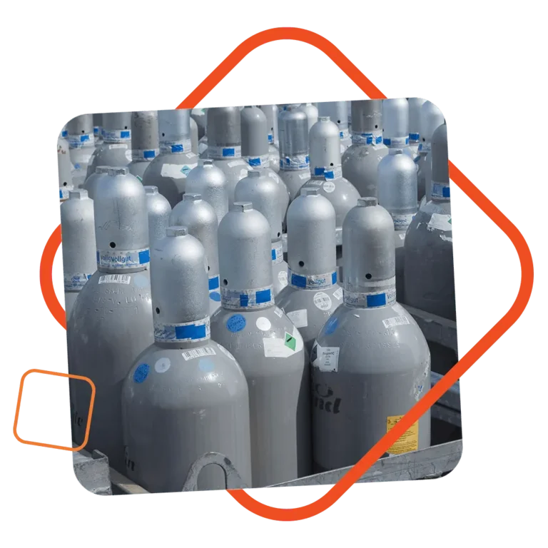 Mehrere graue Flüssiggasflaschen aufgereiht im Außenlager, mit Sicherheitskappen und Prüfmarkierungen – symbolisiert das umfangreiche Gasflaschenangebot bei der Tankstelle Loibl in Piringsdorf.