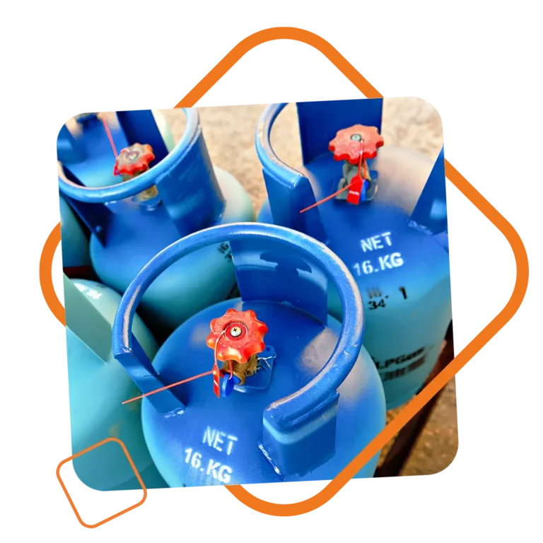 Nahaufnahme blauer 11- und 16-kg-Gasflaschen mit roten Ventilen, gestapelt in einem Lagerbereich – steht für hochwertiges Flüssiggas „Made in Austria“ bei Loibl, in Partnerschaft mit dopgas.